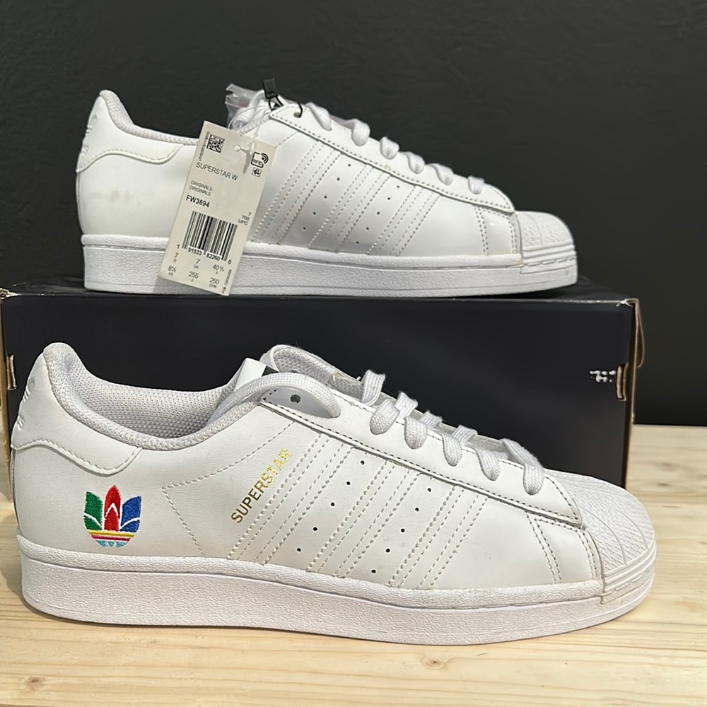 Adidas Superstar M8.5